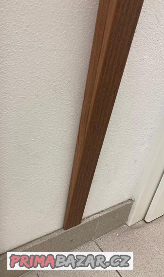 stojany-pro-repro-domaci-kino-na-zed-lamino-orech