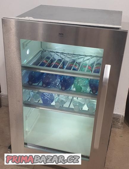 vestavna-vinoteka-aeg