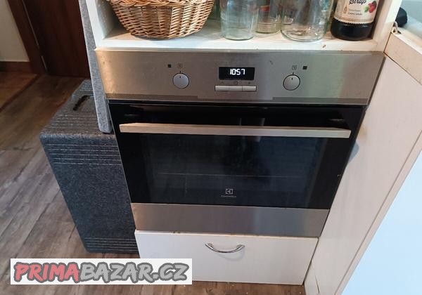 horkovzdusna-trouba-electrolux