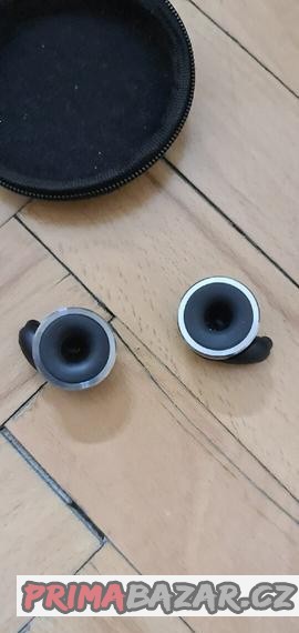 knops-tlumic-zvuku-do-usi