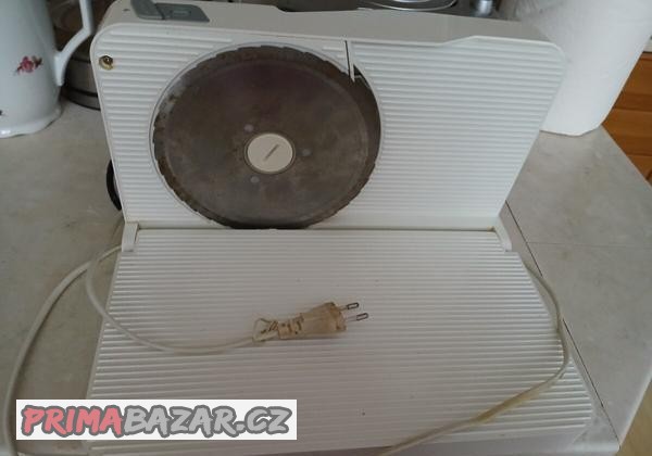 elektricky-krajec-na-chleba-salamy