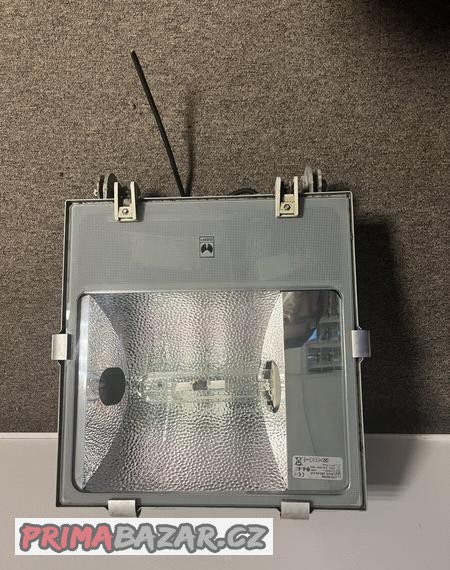 reflektor-halogen-osvetleni-sportoviste-stavby-stojky