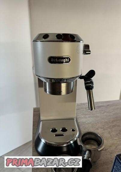 pakovy-kavovar-de-longhi-dedica-ec-685-pechovadlo-a-odvapno