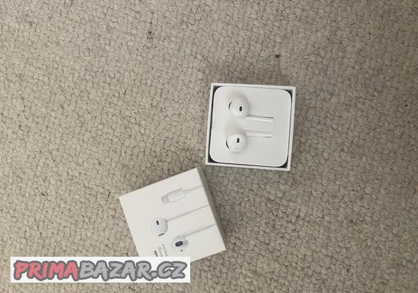 apple-earpods-lightning-connector