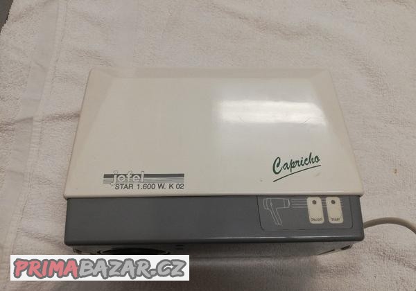 vysousec-na-ruce-v-kombinaci-s-fenem-na-vlasy