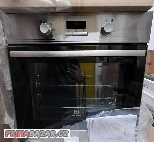 nova-vestavna-pecici-trouba-electrolux-ezb2400aox
