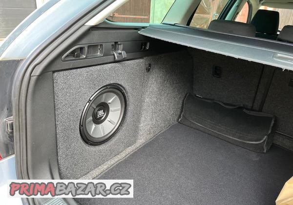 aktivni-subwoofer-na-miru-skoda-superb-ii