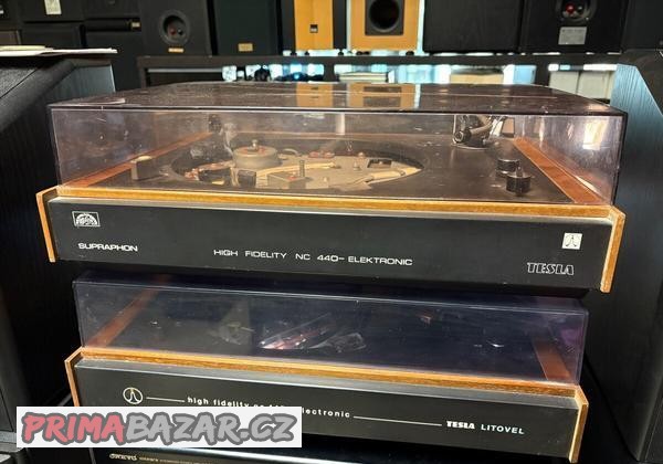 skelet-gramofonu-tesla-nc440