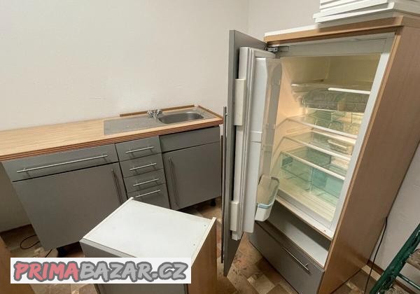 vestavna-lednice-se-starsi-kuchynskou-linkou