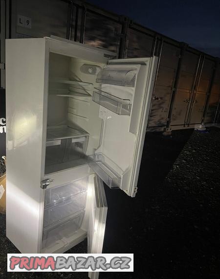 samovolne-stojici-lednicka-s-mraznickou-drive-vestavena