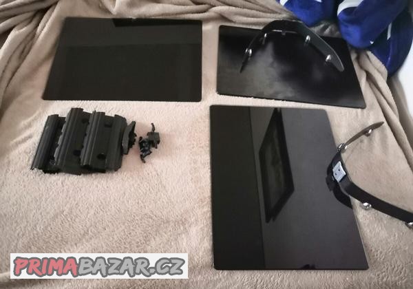 sklenena-police-na-zed