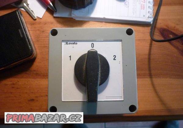 Vypínač reverzní Nový na 380v