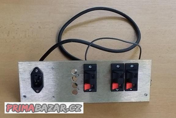zadni-panel-zesilovace-3x-repro-konektor-napajeci-filtr