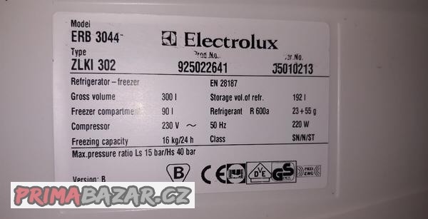 electrolux-erb3044-sklenene-police