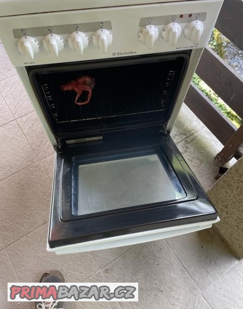 electrolux-sporak-se-sklo-keramickou-horko-vzdusna-trouba