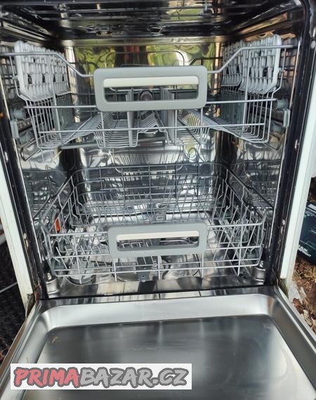 vestavna-mycka-nadobi-electrolux