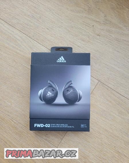 sluchatka-adidas-fwd-02