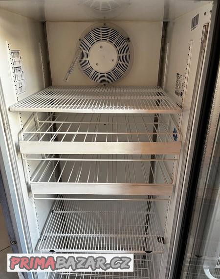 prosklena-lednice-2x-a-nerez-stul