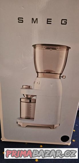 elektricky-mlynek-na-kavu-smeg
