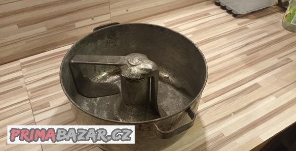 uks-e20-hnetaci-misa-velka