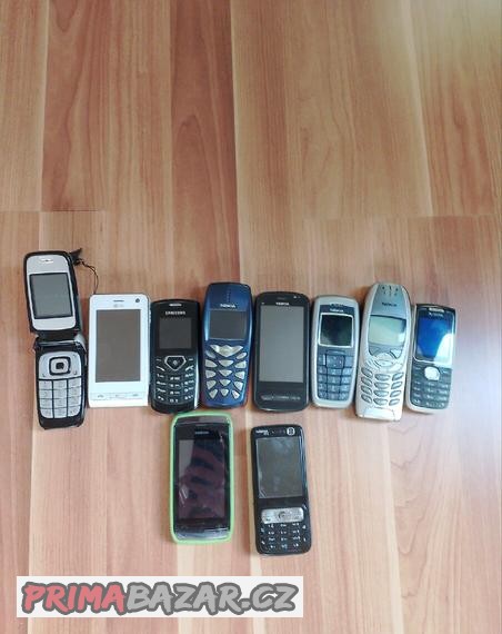 retro-sbirka-starych-telefonu