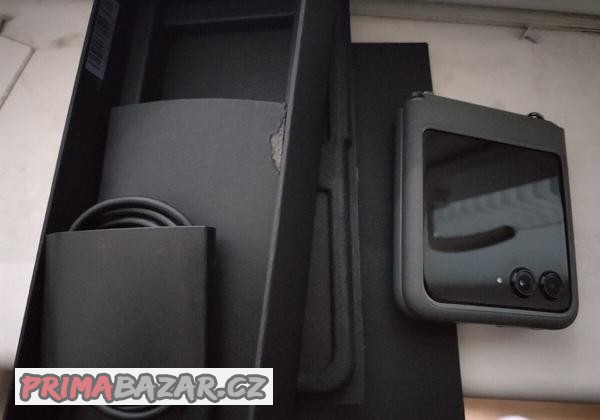 motorola-razr-50-v-zaruce-jak-novy-barva-grey
