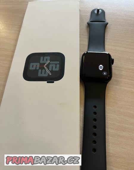 chytre-hodinky-apple-watch-se-2023-gps-40mm-pouzdro-z-temne
