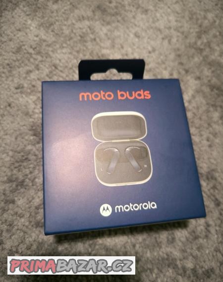 bezdratove-sluchatka-motorola-moto-buds