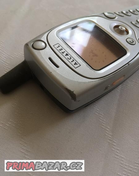 alcatel-ot-501-krasny-retro-mobil-bez-fotaku