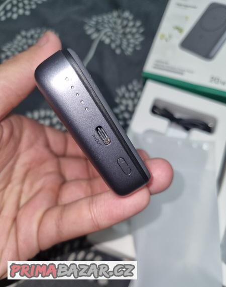 magneticka-powerbanka-ugreen-10-000mah-bezdratova-prenosna
