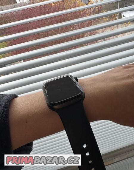 apple-watch-se-44mm-space-gray