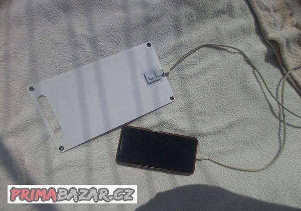 solarni-nabijecka-na-mobil-cestovni-solarni-panel-na-nabi