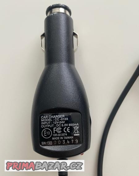 nabijecka-do-auta-na-mobilni-telefony-a-navigace-s-microusb