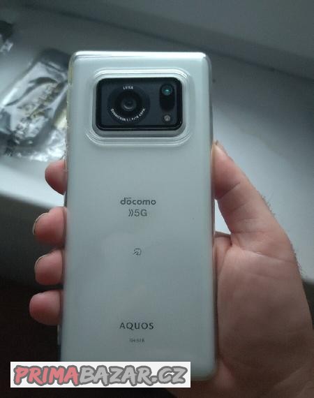 sharp-aquos-r6-s-1-fotakem-leica-a-240hz-igzo-oled-displej