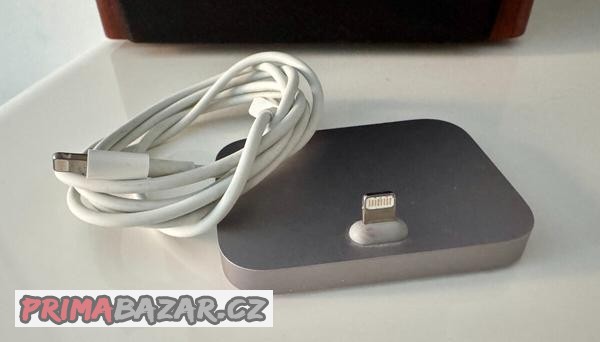 dokovaci-stanice-apple-iphone-lightning-vesmirne-seda