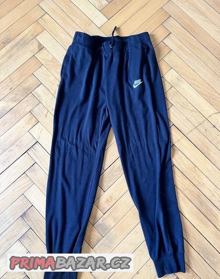 teplaky-nike
