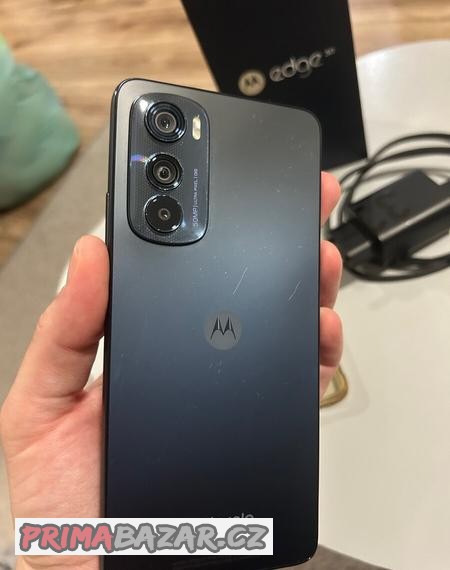 motorola-edge-30-v-zaruce