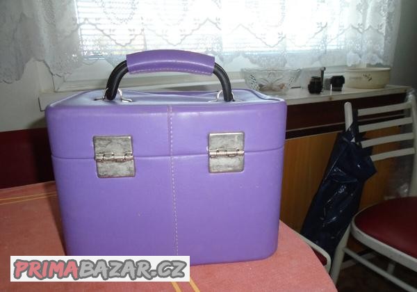 Prodám starší kufr na kolečkách,kosmetický kufřík Prodám starší kufr na kolečkách,kosmetický kufřík