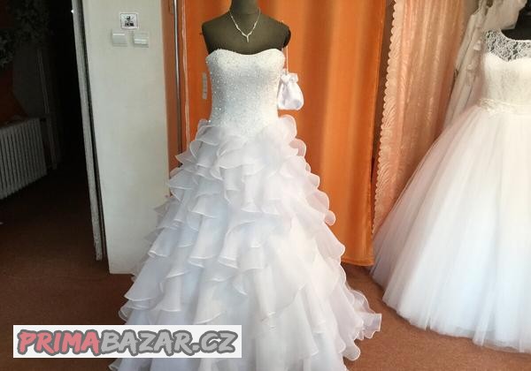 lux-svatebni-saty-romantica-s-vleckou
