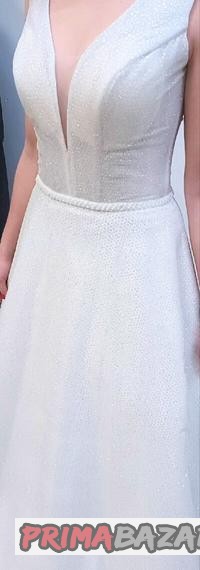 nove-elegantni-svatebni-saty-trpytive