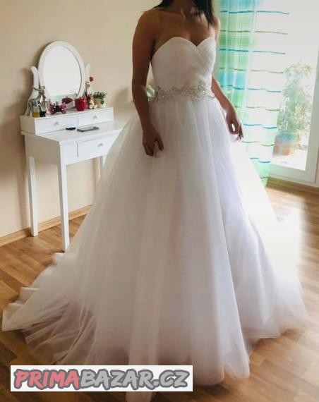 nove-svatebni-saty-s-vleckou-m-l