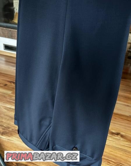 prodava-novy-oblek-na-stredni-postavu-velmi-pekny
