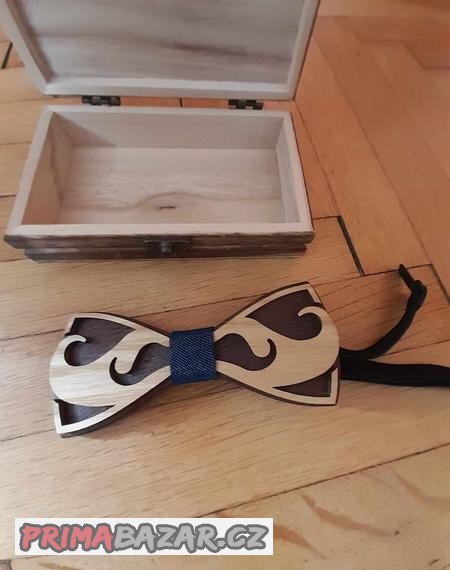 dreveny-motylek-k-obleku