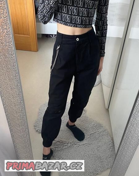 cerne-kalhoty-joggers-s-retizkem-znacky-bershka