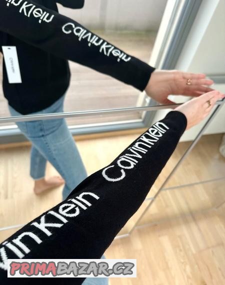 calvin-klein-cerny-svetr