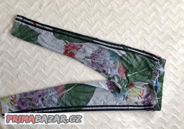 adidas-34-sede-leginy-s-kvetovanym-vzorem