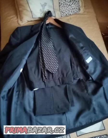 znackovy-tmave-sedy-oblek-levne