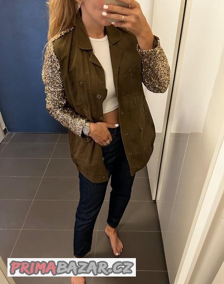 parka-zelena-se-zlatymi-rukavy