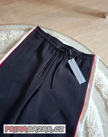 cerne-kalhoty-calvin-klein