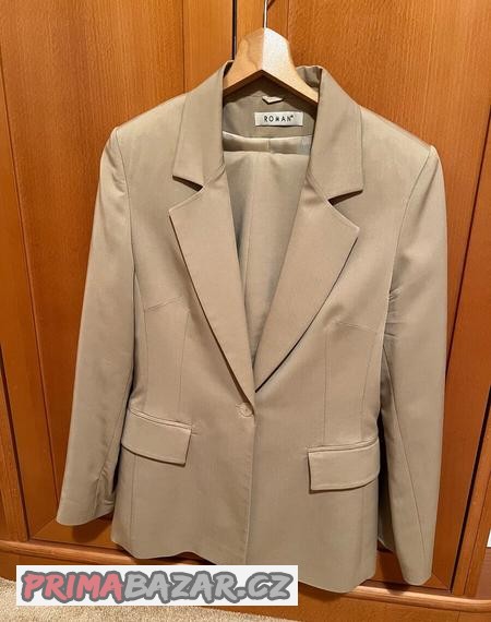 bezovy-kalhotovy-kostym